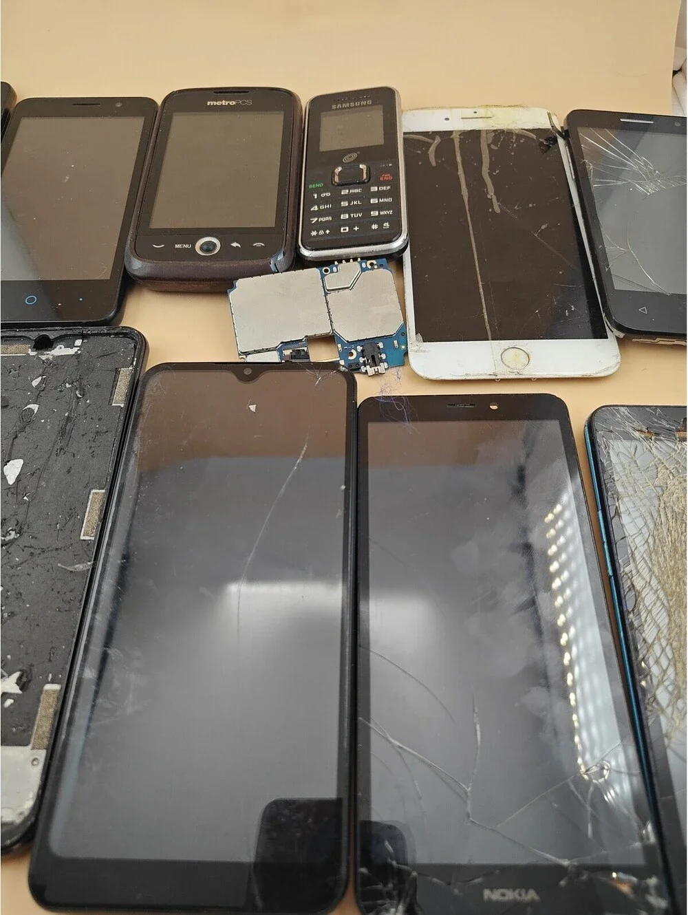 Smartphone Lot iPhone Samsung LG Parts Repair Cracked No Power Locked AS IS